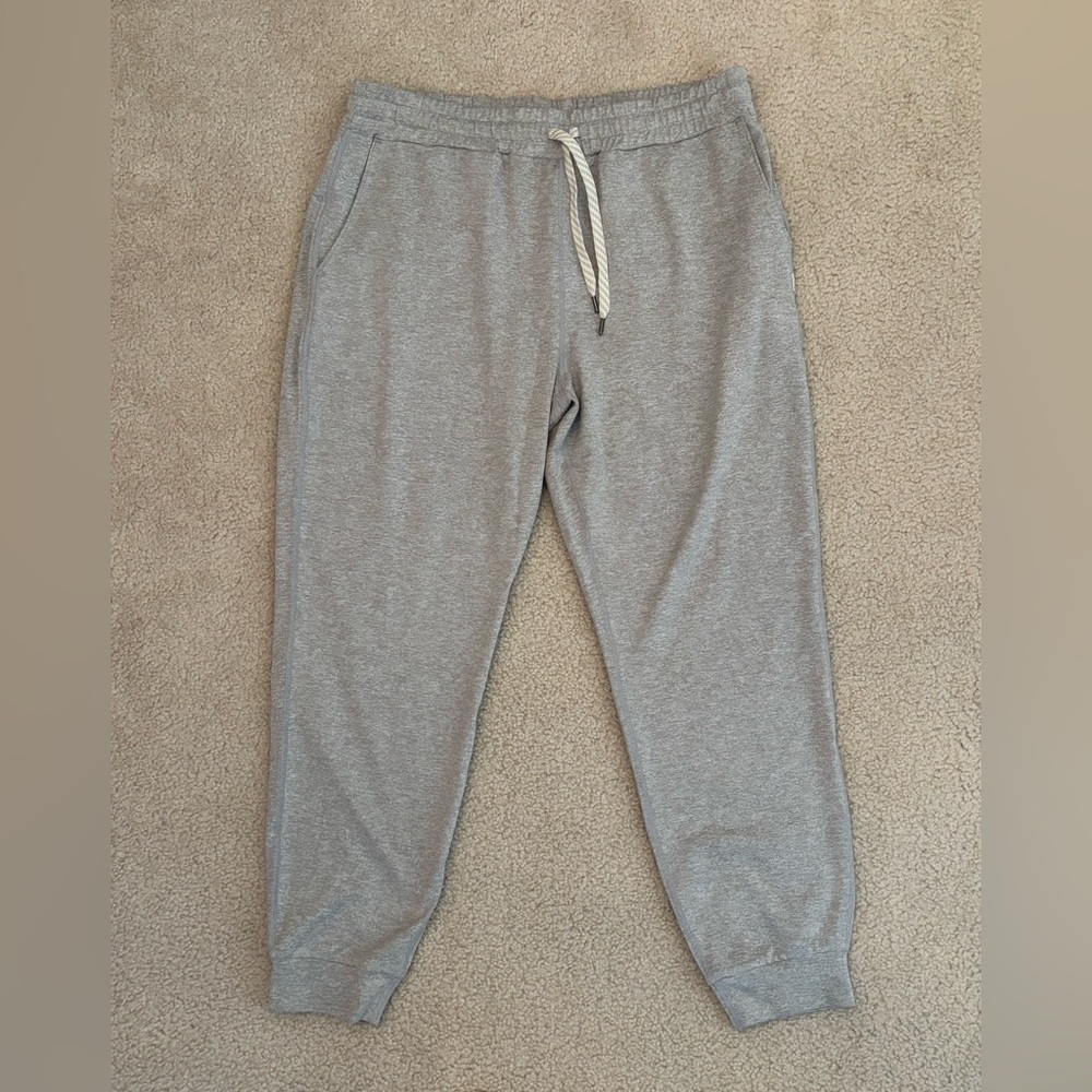 Vuori women’s performance joggers large gray